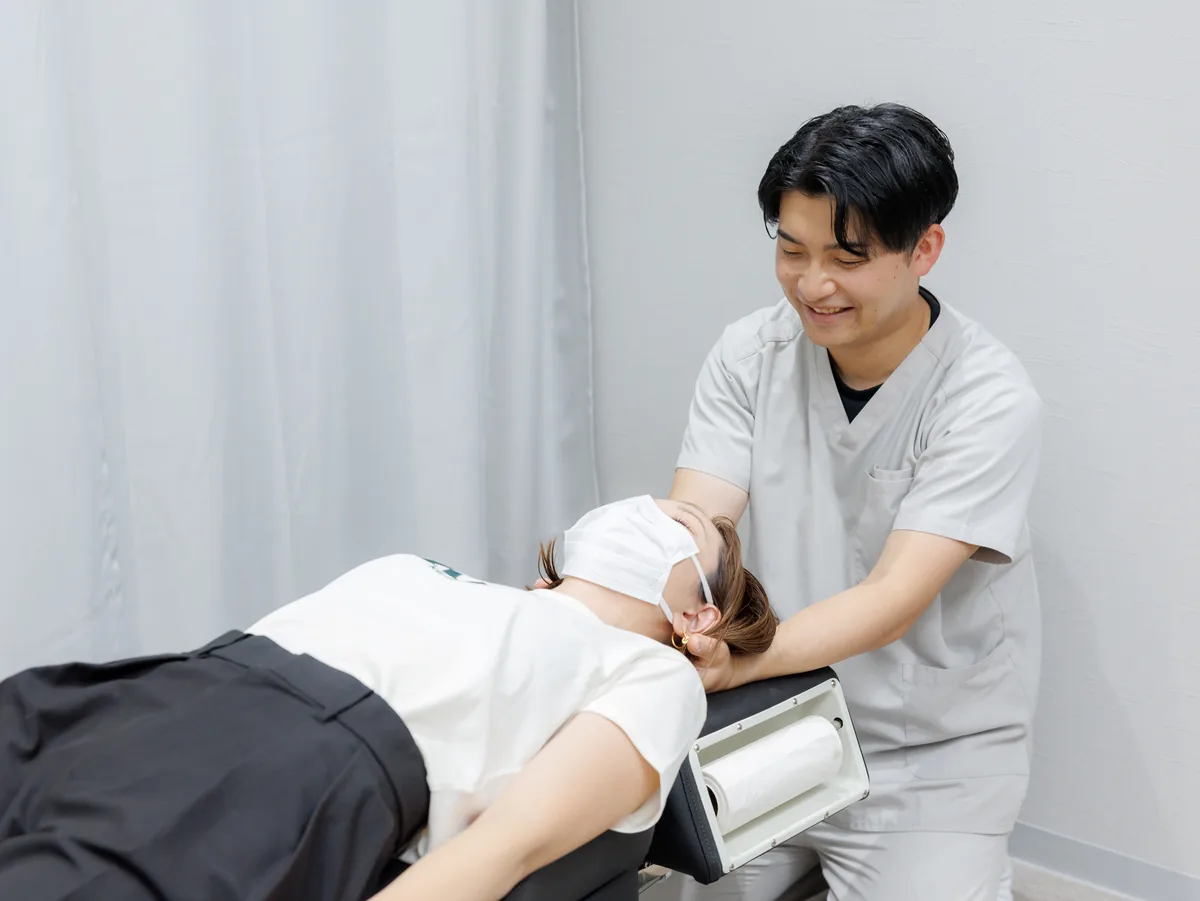 首・肩の動きを確認している様子